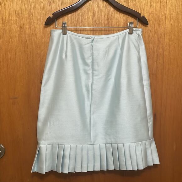 Classy Tahari Wool and Silk Suit. 10 - Picture 6 of 6